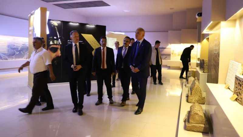 Bakan Ersoy, Ahlat Müzesi’ni ziyaret etti