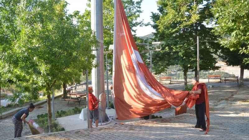 54 haneli mahallede 54 metrekarelik Türk bayrağı