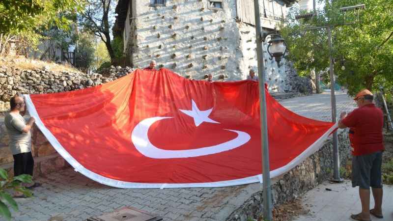 54 haneli mahallede 54 metrekarelik Türk bayrağı