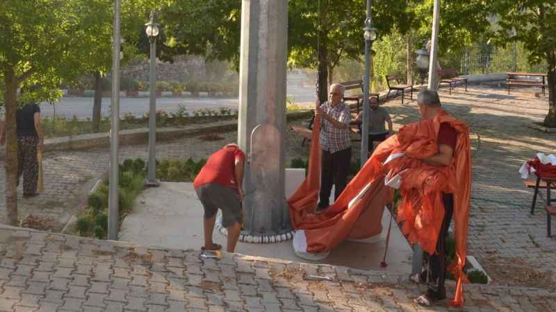54 haneli mahallede 54 metrekarelik Türk bayrağı