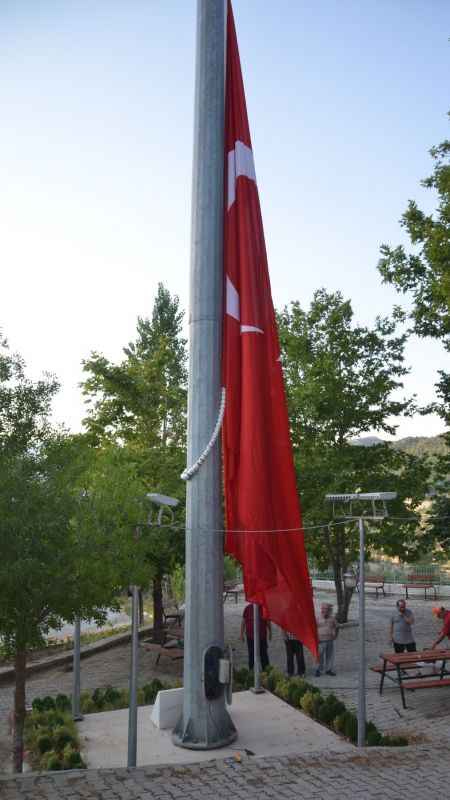 54 haneli mahallede 54 metrekarelik Türk bayrağı