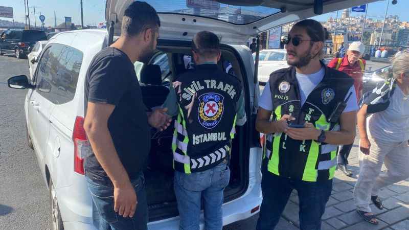 Turistle pazarlık yapınca çalışma belgesi iptal edildi, sinirlenen taksici aracına vurdu