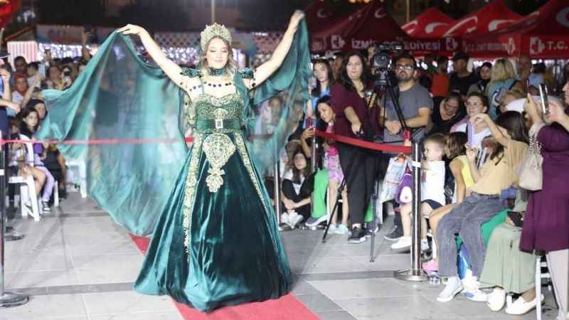 Kaftan-ı Eda defilesi izleyenleri tam not aldı