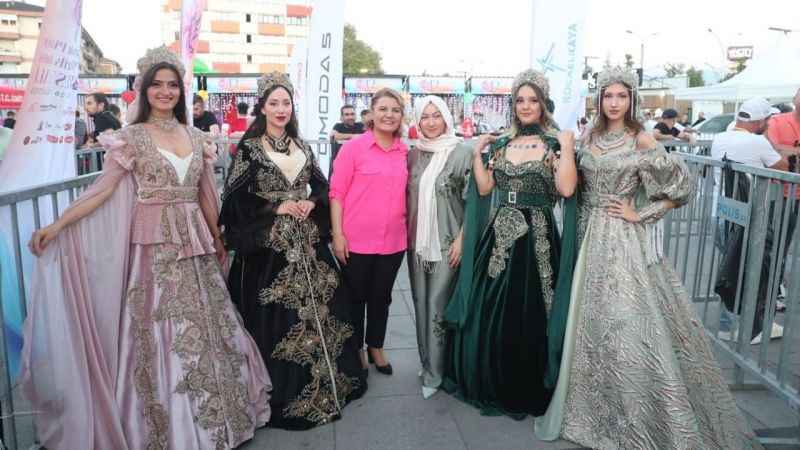Kaftan-ı Eda defilesi izleyenleri tam not aldı