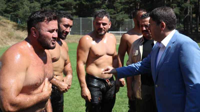 Adalet Bakanı Tunç, Gerede’de yağlı güreş izledi