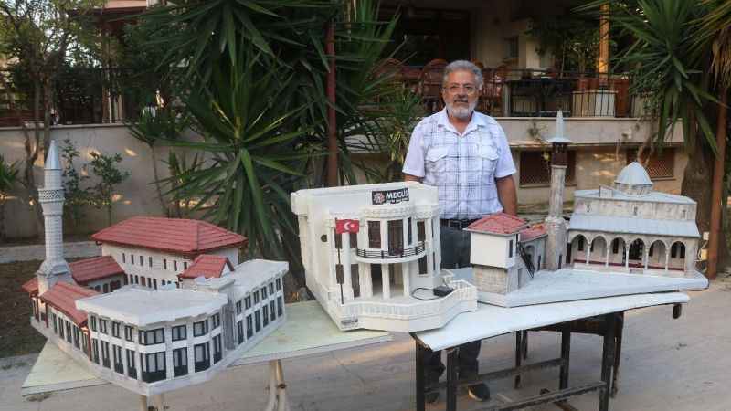 Depremin yerle bir ettiği enkaz kentin tarihi eserlerinden geriye maketleri kaldı