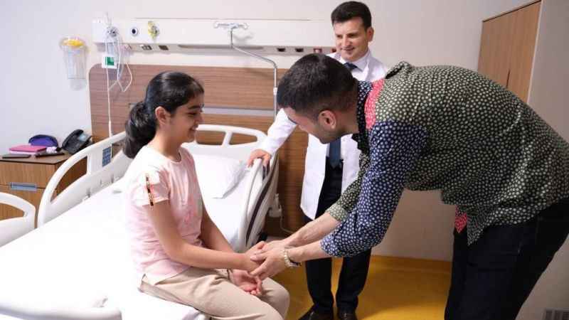 CZN Burak depremzede çocukları hastanede ziyaret etti