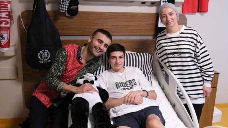 CZN Burak depremzede çocukları hastanede ziyaret etti