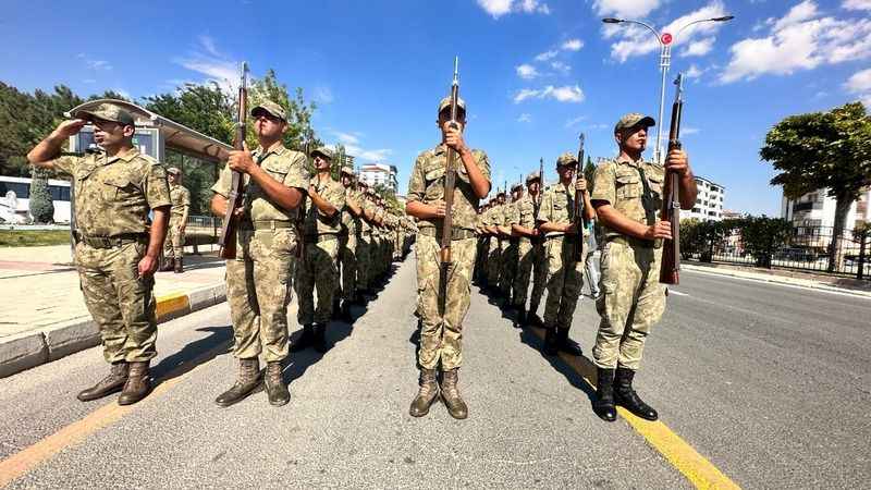 Komandolardan cadde ortasında zeybek gösterisi
