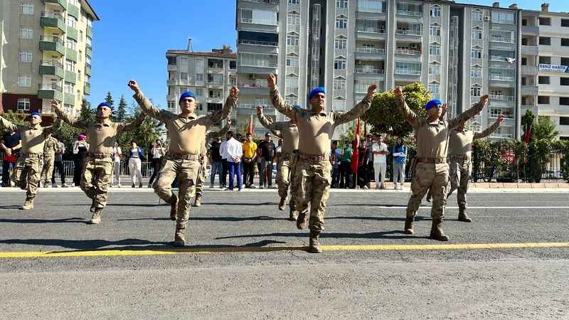 Komandolardan cadde ortasında zeybek gösterisi