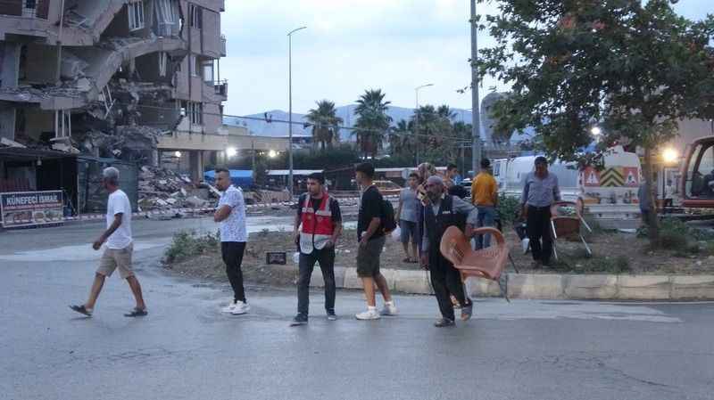 Caddeye sandalye atıp yıkımı izlediler