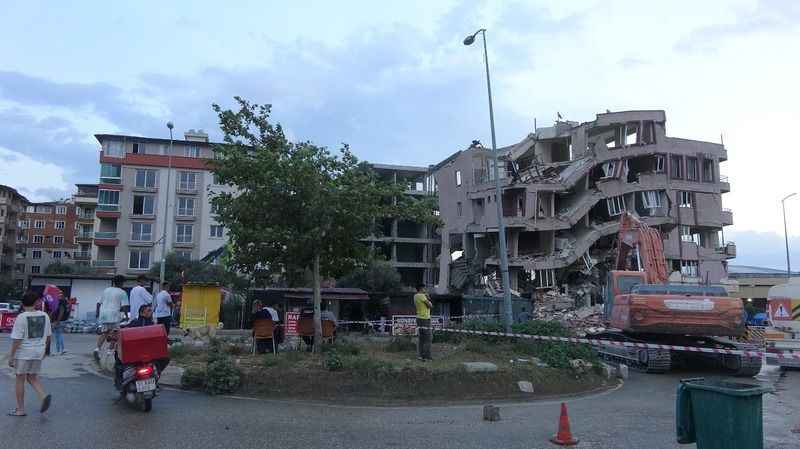 Caddeye sandalye atıp yıkımı izlediler