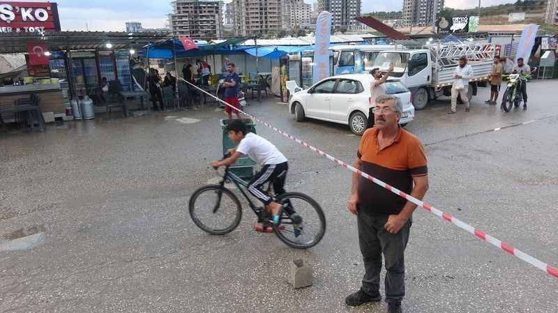 Caddeye sandalye atıp yıkımı izlediler