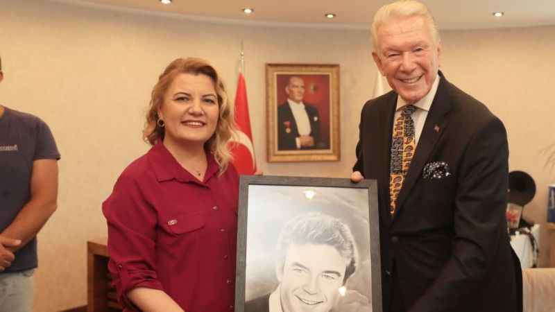 Uğur Dündar’a Altın Pişmaniye ödülü