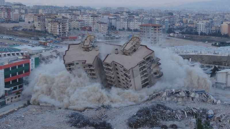  Milyonlarca liraya daire satılan rezidanstan geriye enkaz kaldı