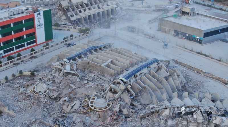  Milyonlarca liraya daire satılan rezidanstan geriye enkaz kaldı