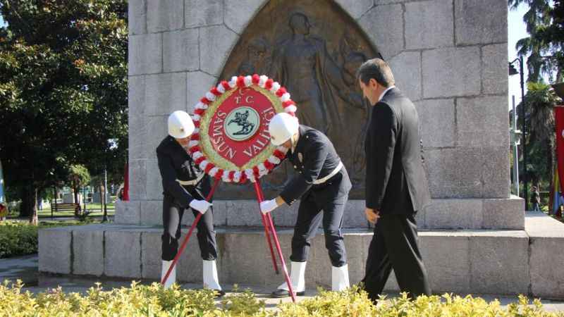 Samsun’da 30 Ağustos kutlamaları çelenk sunumuyla başladı