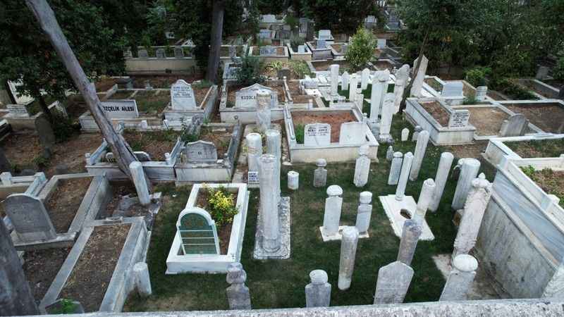 Karacaahmet Mezarlığı’ndaki ‘Hattatlar Sofası’ restore edildi