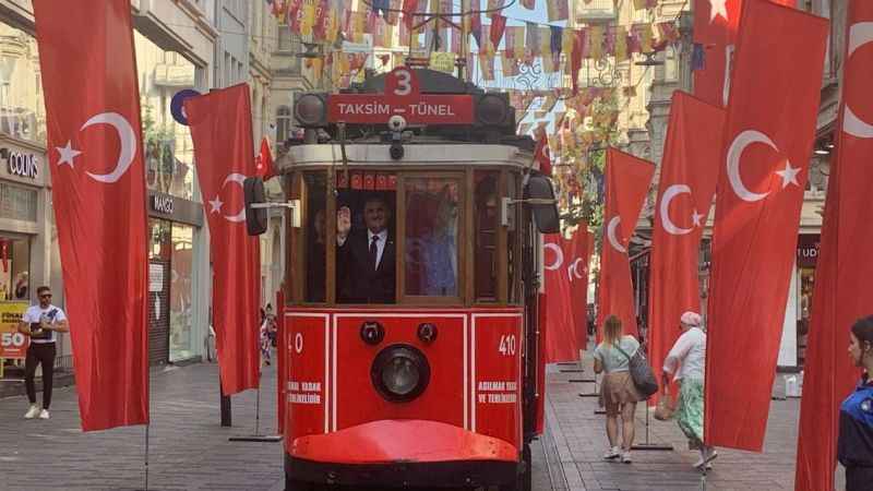 İstiklal Caddesi Türk bayraklarıyla donatıldı