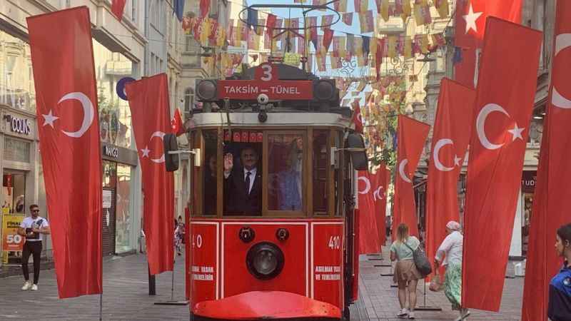 İstiklal Caddesi Türk bayraklarıyla donatıldı