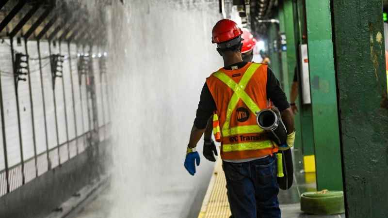 New York'ta 127 yıllık su şebekesi patladı: Metro sular altında kaldı