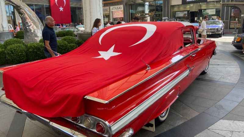 Klasik otomobillerden Zafer Bayramı’na özel konvoy