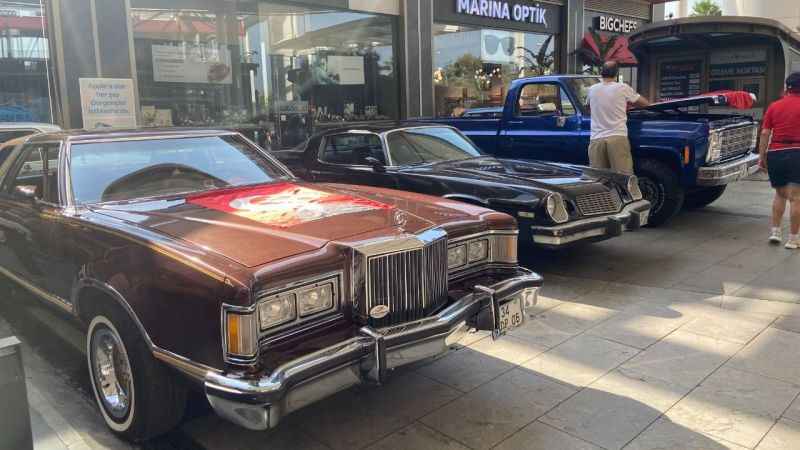 Klasik otomobillerden Zafer Bayramı’na özel konvoy