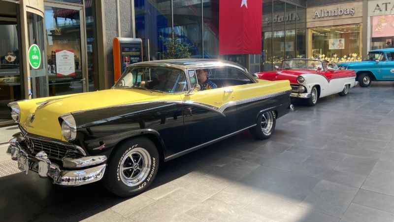 Klasik otomobillerden Zafer Bayramı’na özel konvoy