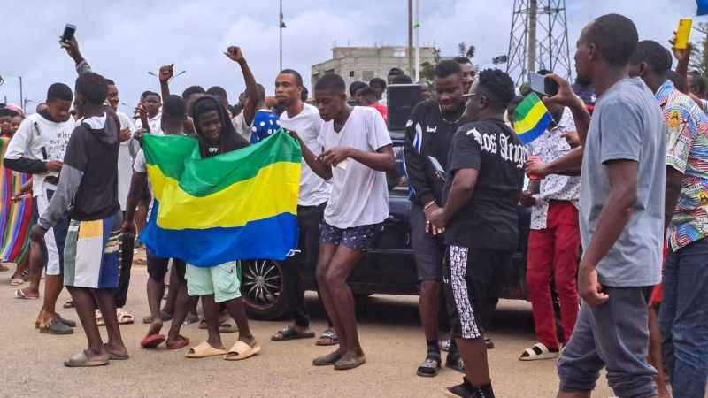 Gabon Devlet Başkanı Ondimba evinde alıkonuldu