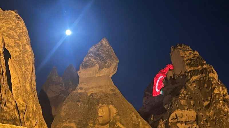 Peribacaları, Mavi Ay ve Türk Bayrağı