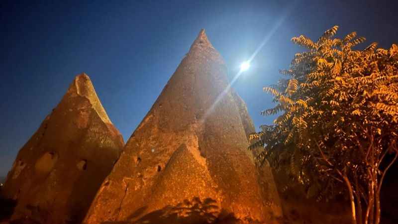 Peribacaları, Mavi Ay ve Türk Bayrağı