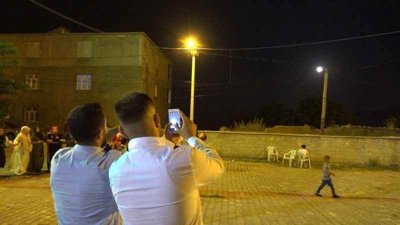 Tatvan'da "Süper Mavi Ay” eşliğinde halay çektiler