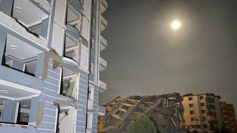 Hasarlı yapılar ve Mavi Ay