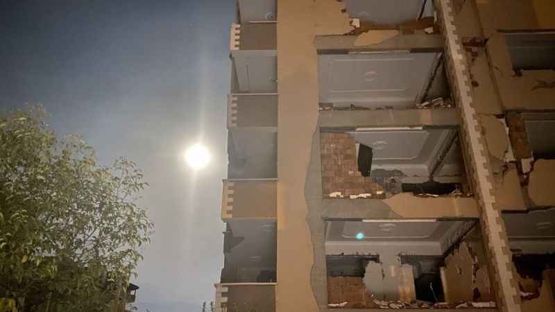 Hasarlı yapılar ve Mavi Ay