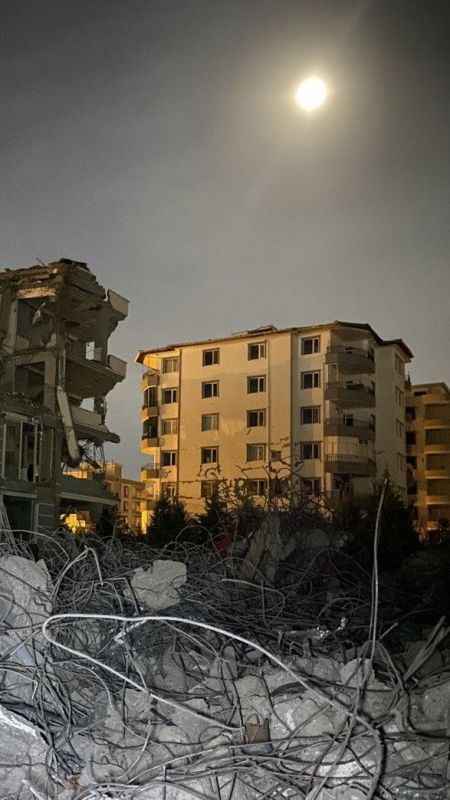 Hasarlı yapılar ve Mavi Ay