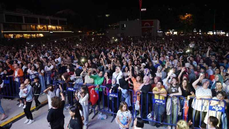 Zafer gecesinde Resul Dindar söyledi, Kastamonulular coştu