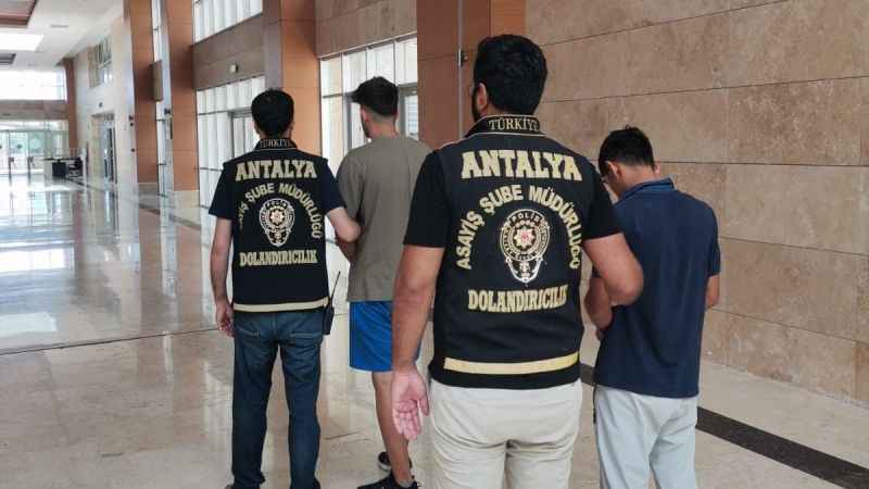 Antalya’da kendisini polis olarak tanıtıp 1 milyon 600 bin liralık vurguna 6 gözaltı