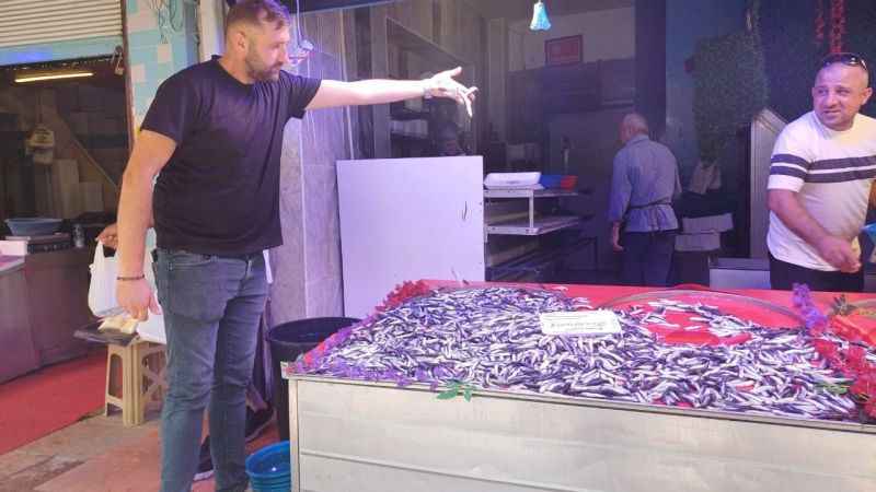 Hamsi kilosu 100 liradan tezgahlardaki yerini aldı