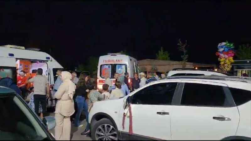 Düğün evinde yedikleri yemekten zehirlendiler