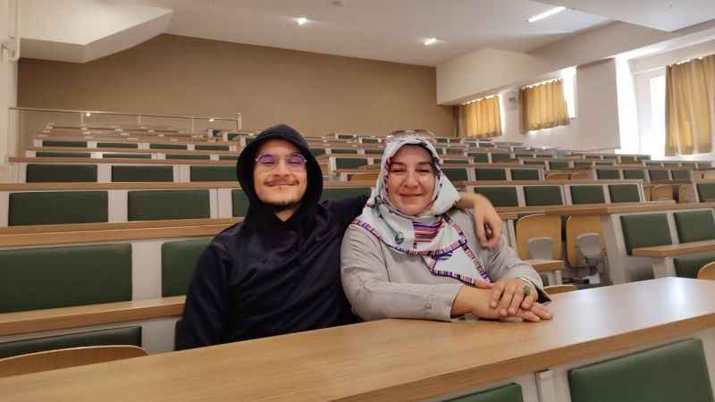 Azmin zaferi: 3 çocuk annesi 3. üniversiteye oğlu ile kayıt oldu
