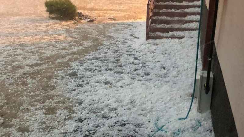 Sivas’ta ceviz büyüklüğünde dolu yağdı, korku dolu anlar kamerada