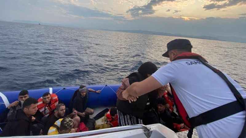 Kuşadası açıklarında 25 düzensiz göçmen yakalandı