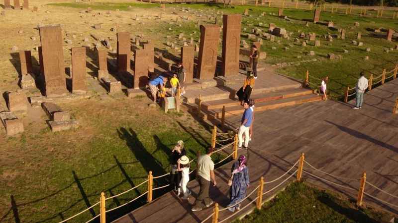 Ahlat’ı son bir haftada 50 bin kişi ziyaret etti