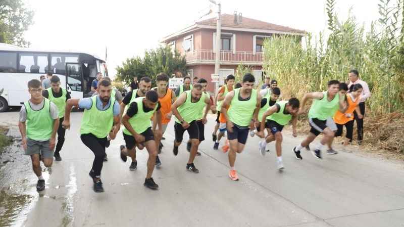 Bağda çalışıp üzüm için koştular