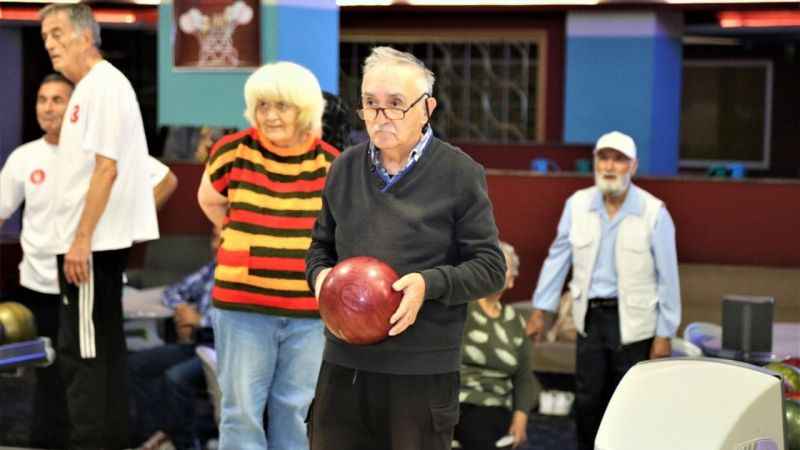 Huzurevi sakinlerinin bowling keyfi