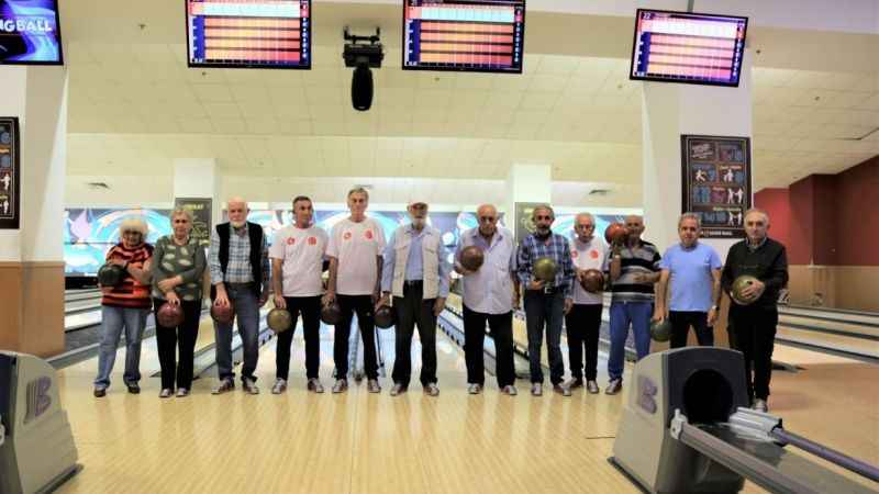 Huzurevi sakinlerinin bowling keyfi