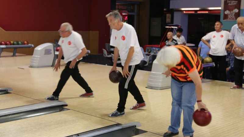 Huzurevi sakinlerinin bowling keyfi