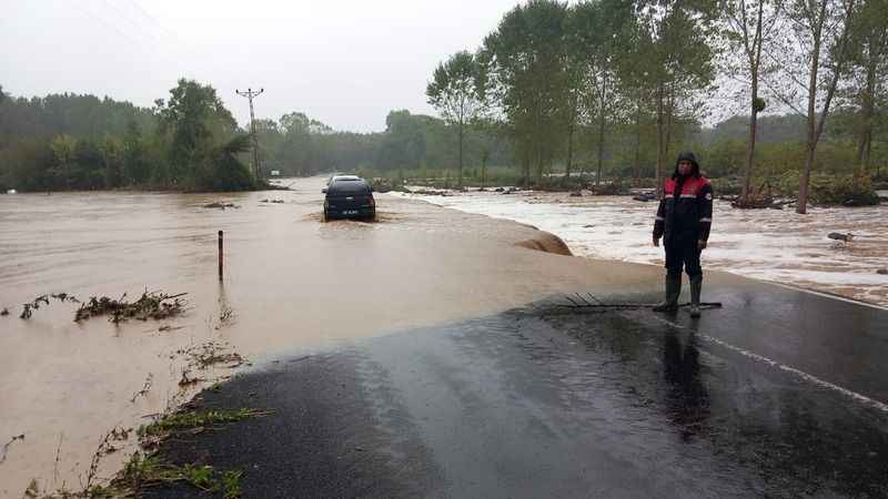 Kırklareli’nde yoğun yağış hayatı felç etti: İki ilçenin yolunda hasar var