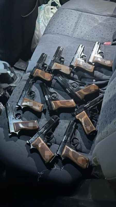 Trabzon'da araç içinde 11 ruhsatsız tabanca ele geçirildi