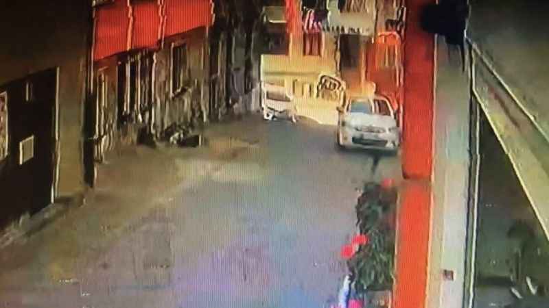 İstanbul’da akıl almaz kaza kamerada: El frenini indiren çocuklar boşluğa uçtu